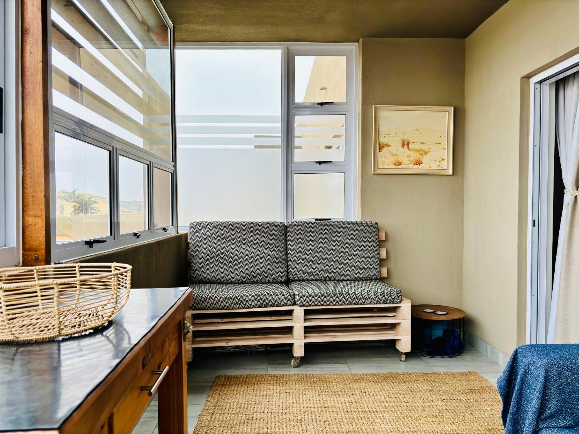 Appartamento Bright & Stylish Self Catering Swakopmund Cbd Esterno foto